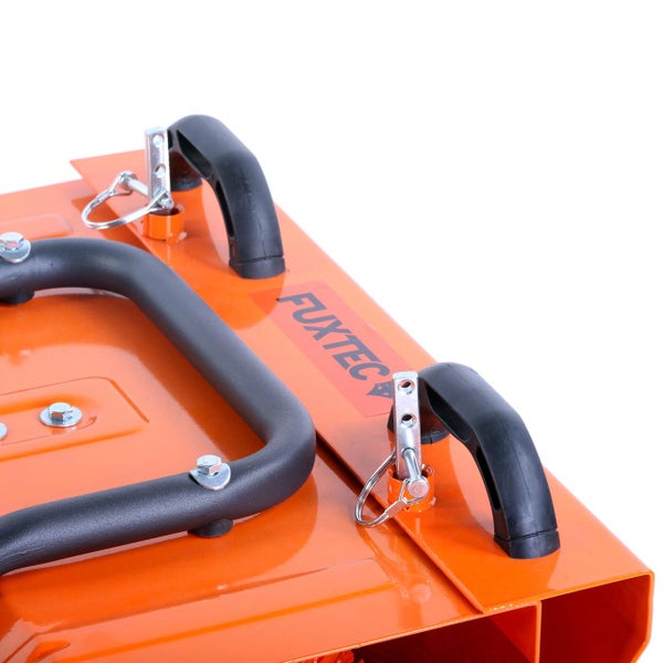 Detailansicht einer orangefarbenen Pflasterreinigungsmaschine von Fuxtec mit schwarzen Griffen