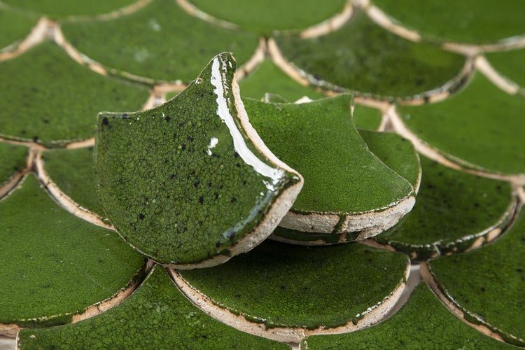 Grüne Mosaikfliesen in Schuppenform