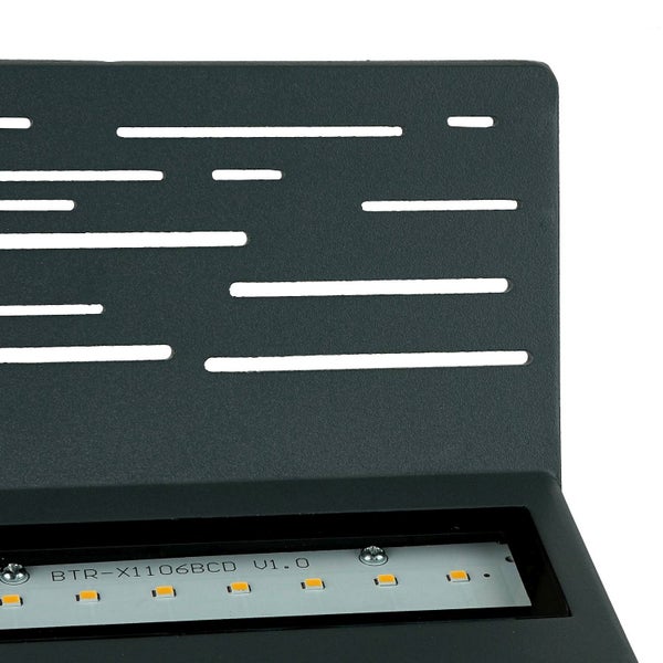 Detailansicht einer Außenleuchte mit LED-Streifen und dekorativen Aussparungen