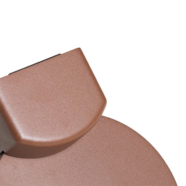 Detailansicht einer bronzefarbenen Außenleuchte mit einer strukturierten Oberfläche.