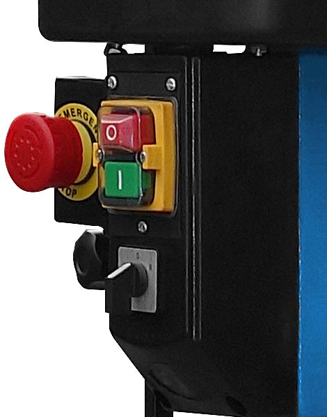 Detailansicht der Bedienelemente einer Bandsäge mit Not-Aus-Schalter, Ein- und Ausschalter sowie Drehschalter