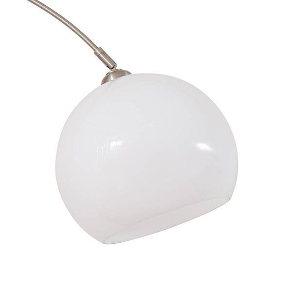 Weiße Kugel Pendelleuchte mit silberfarbenem Metallarm