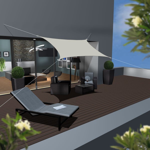 Moderne Dachterrasse mit Holzdeck, beigem Sonnensegel, grauer Sonnenliege, schwarzen Gartenstühlen und dekorativen Pflanzkübeln.