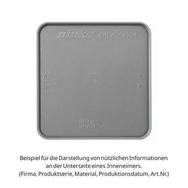 Unterseite eines Ninka eins2vier Abfalleimers aus Polypropylen mit eingeprägtem Logo, Materialhinweis und Produktnummern.