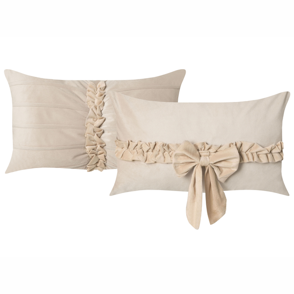 Zwei Zierkissen mit Rüschen und Schleife