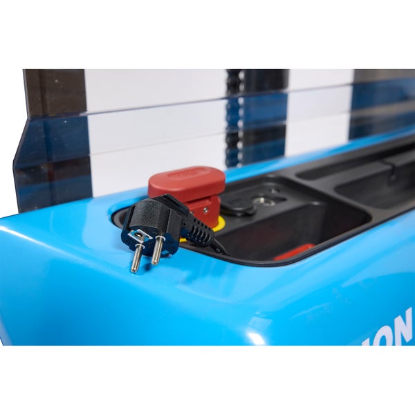 Detailaufnahme eines Stromkabels mit Stecker