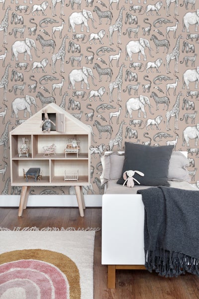 Kinderzimmer mit Tiermuster-Tapete, Puppenhaus und Spielzeug