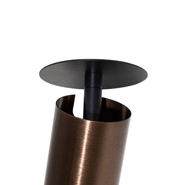 Detailansicht einer Pollerleuchte mit rundem schwarzem Kopf und gebürstetem bronzefarbenem Zylindergehäuse.