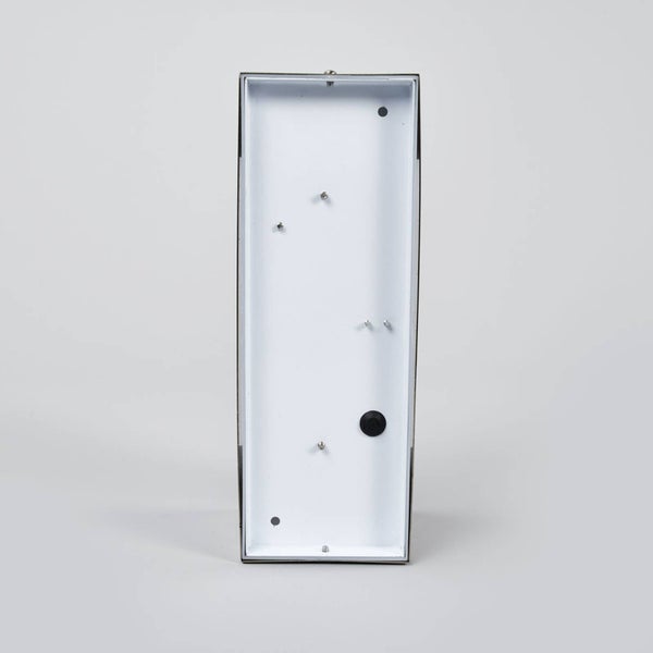 Rückansicht einer rechteckigen, weißen Wandleuchten-Halterung mit Montagebohrungen und Kabeleinführung aus Metall.