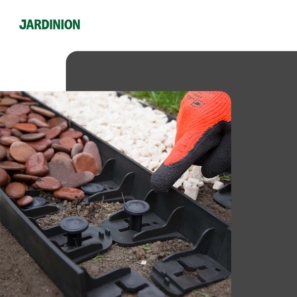 Garten Szene mit einer Person, die eine Rasenkante installiert, um braune und weiße Steine zu trennen