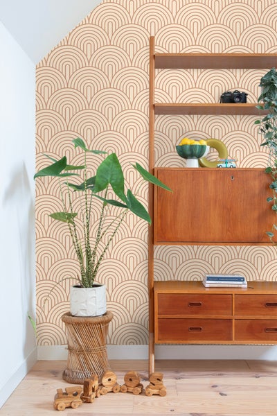 Wohnraum mit Retro-Tapete, Holzregal und Zimmerpflanze