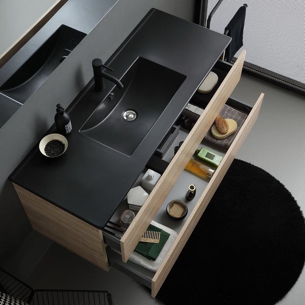 Badezimmerwaschtisch mit schwarzem Waschbecken und offenen Schubladen zur Aufbewahrung