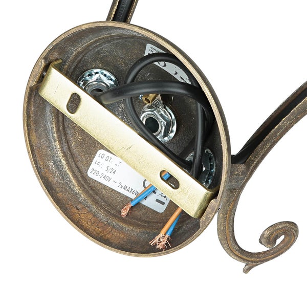 Detailansicht einer Wandleuchte mit Montageplatte und elektrischen Anschlüssen