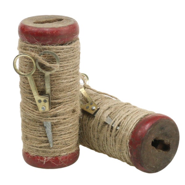 Zwei Spulen umwickelt mit Garn und kleinen Werkzeugen.