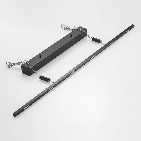 Moderne LED-Pendelleuchte mit einem linearen schwarzen Metallstab, verstellbaren Aufhängungskabeln und einem rechteckigen Deckenbaldachin.