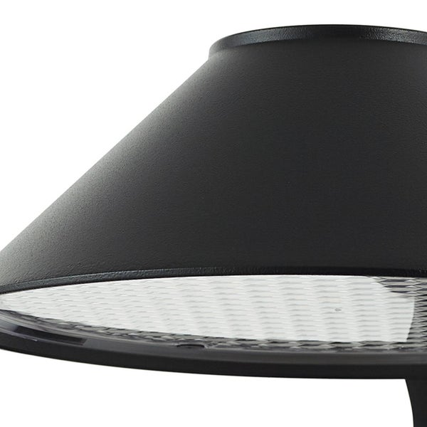 Detailansicht eines Lampenschirms einer schwarzen Außenleuchte aus Metall mit strukturiertem Diffusor.