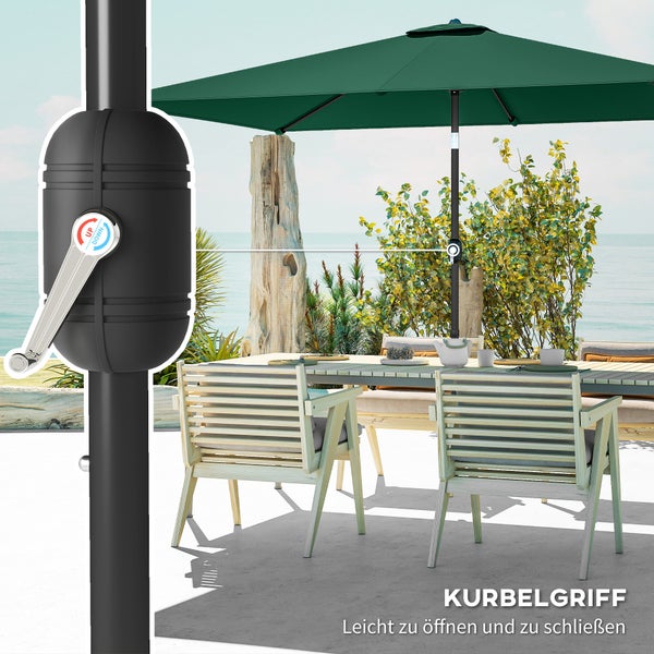 Sonnenschirm mit Kurbelgriff zum einfachen Öffnen und Schließen auf einer Terrasse mit Holztisch, Stühlen und Meerblick.