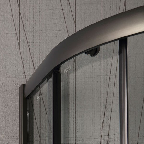 Detailaufnahme einer Duschkabine mit Schiebetür und gebogener Führungsschiene