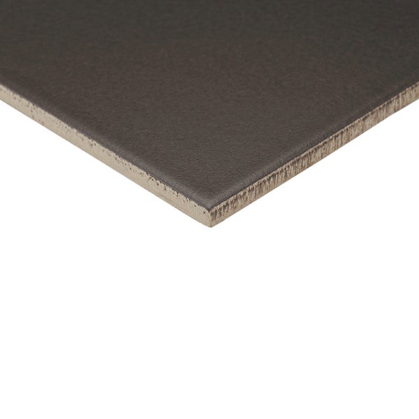 Dunkelbraune Fliese in quadratischer Form mit strukturierter Oberfläche aus Keramik.