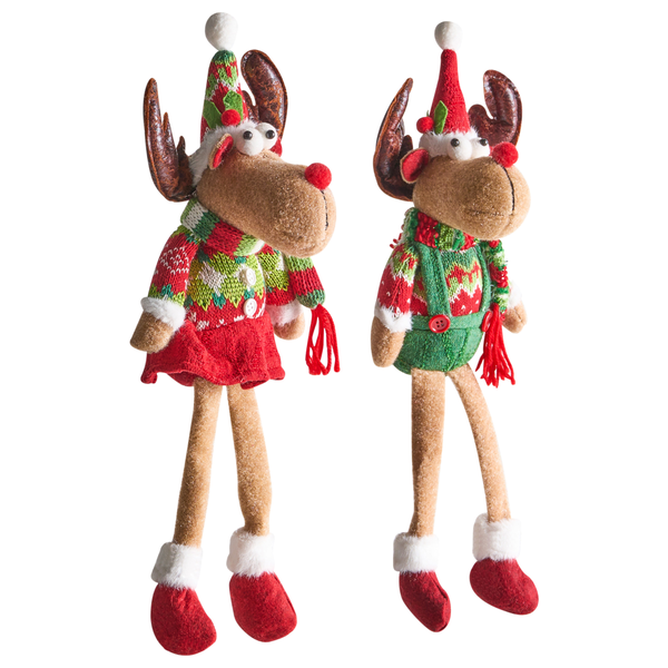 Zwei Rentierfiguren als Weihnachtsdekoration mit Mütze, Pullover und Schal