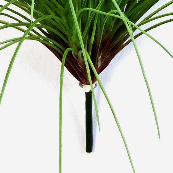 Künstliche Hängepflanze mit grünen Blättern aus Kunststoff.