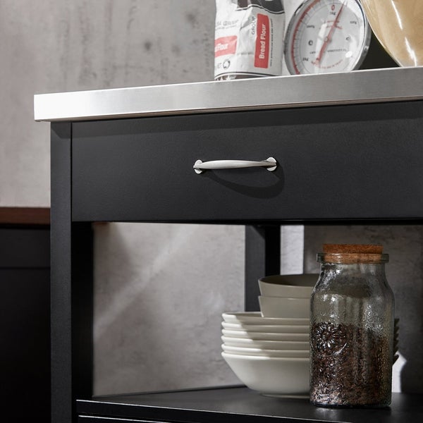 Detailansicht eines Küchenwagens mit Schublade, Schüsselstapel und Vorratsglas