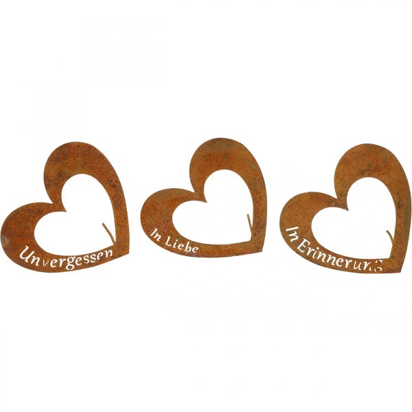 Drei Herzstecker mit den Aufschriften Unvergessen, In Liebe und In Erinnerung
