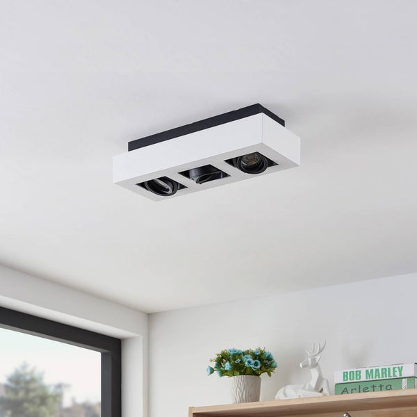 Deckenleuchte mit drei Strahlern im Wohnraum.