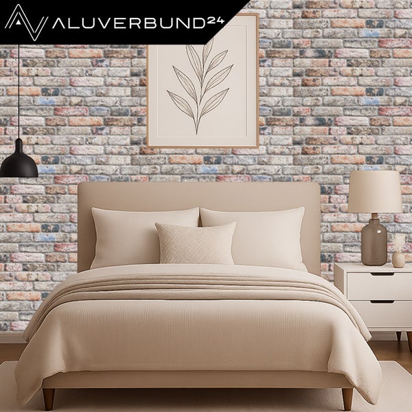 Schlafzimmer mit Bett vor einer Wand mit Steinoptik-Tapete.