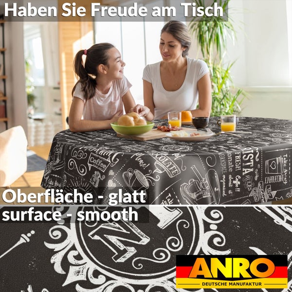 Runde Tischdecke mit glatter Oberfläche und Kaffeemotiven im Kreidestil in einem hellen Esszimmer. ANRO Deutsche Manufaktur Logo.