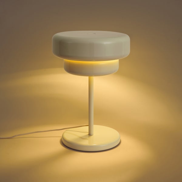 Moderne Tischleuchte mit pilzförmigem Design und indirektem Lichtschein als stimmungsvolle Innenbeleuchtung