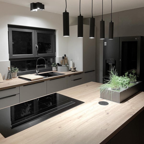 Helle Küche mit Kochinsel, Spüle, Armatur und Hängelampen