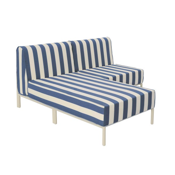 Gestreiftes Outdoor-Lounge-Sofa mit blau-weißen Polstern auf einem Metallgestell.