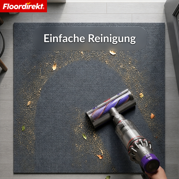 Floordirekt Logo. Text Einfache Reinigung. Ein strukturierter Fußabstreifer wird mit einem Staubsauger von Schmutz gereinigt.