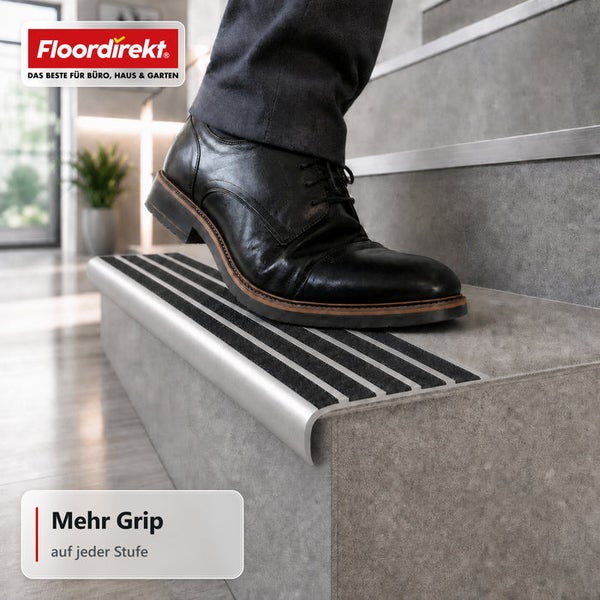 Treppenkantenprofil mit Rutschhemmung auf einer Treppenstufe montiert, mit Floordirekt Logo.