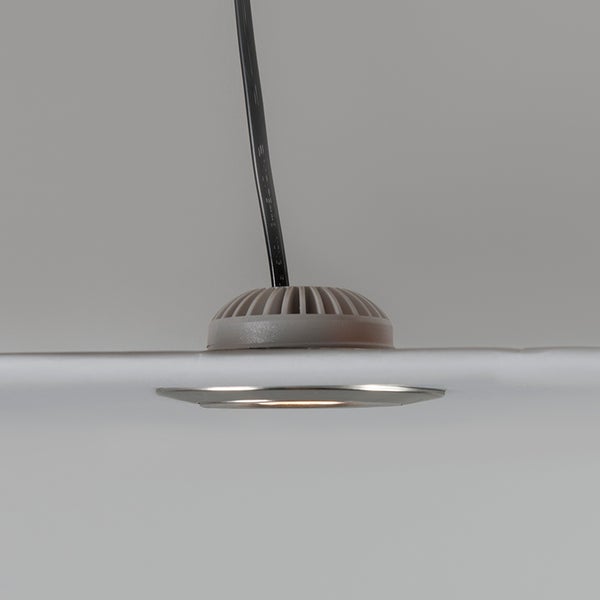 LED-Einbaustrahler mit silbernem Metallring, grauem Kühlkörper und schwarzem Anschlusskabel.
