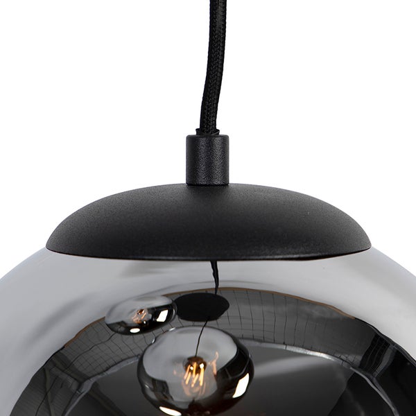 Nahaufnahme einer Pendelleuchte mit Lampenschirm aus Glas