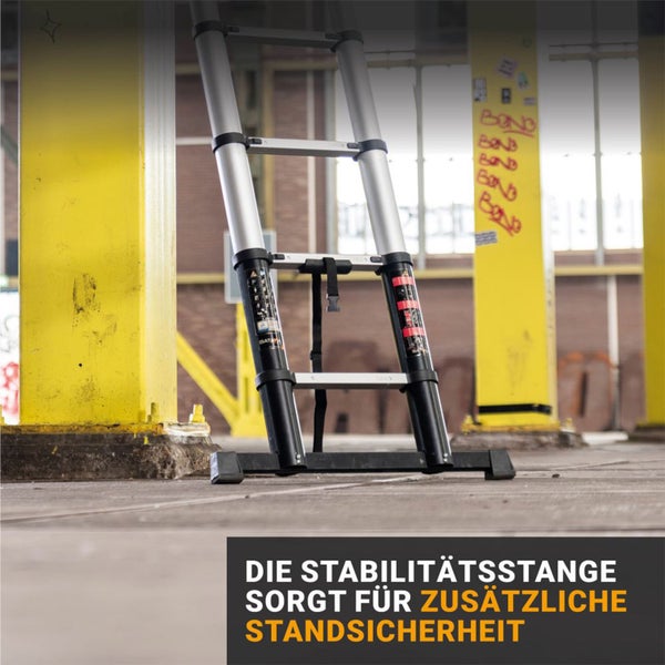Teleskopleiter aus Aluminium mit einer Stabilitätsstange am Fuß für zusätzliche Standsicherheit in einer Werkstatt.