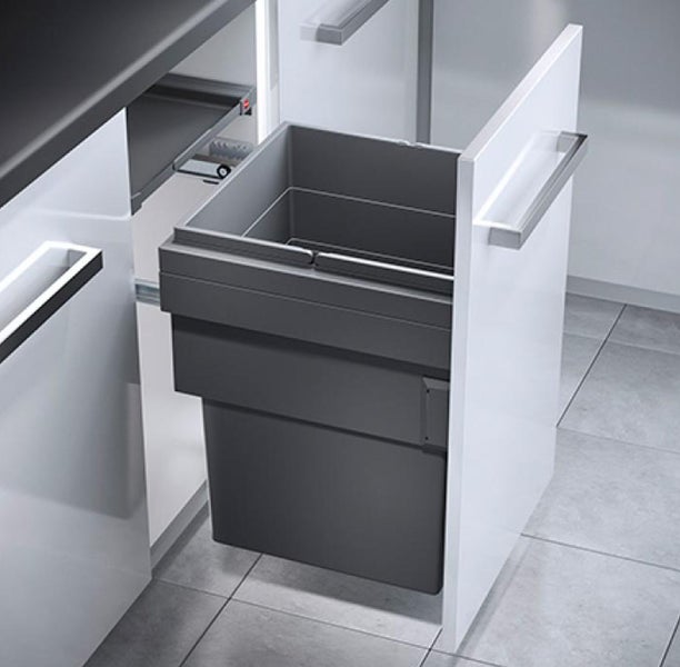 Küchenschrank mit ausziehbarem Abfallbehälter zur Mülltrennung