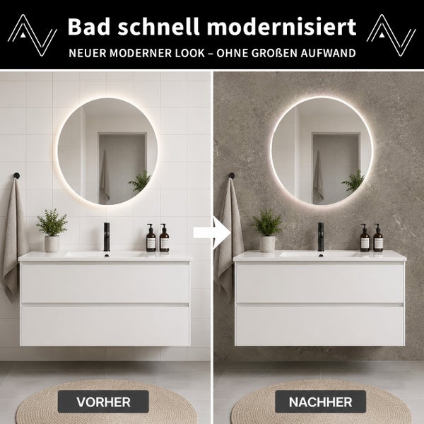 Vorher-Nachher-Vergleich einer Badrenovierung mit Wandpaneelen in Steinoptik hinter einem weißen Waschtisch mit rundem LED-Spiegel.