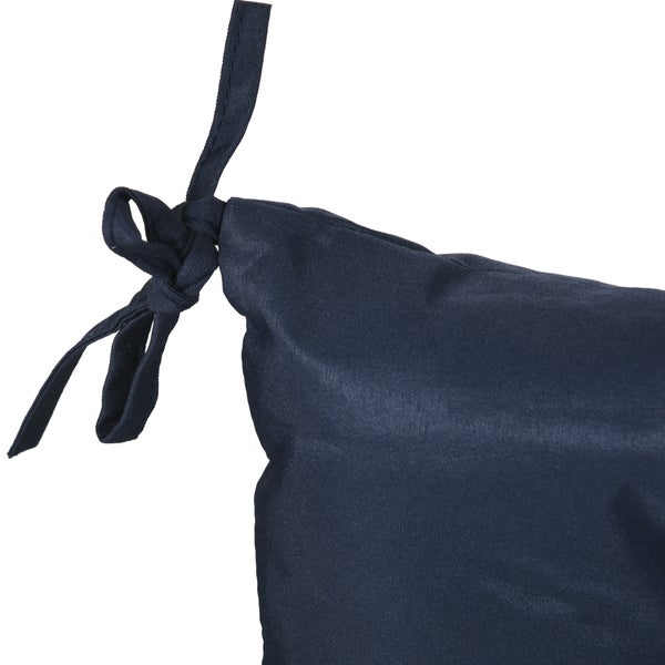 Detailaufnahme eines dunkelblauen Sitzkissens mit Halteband aus Stoff.