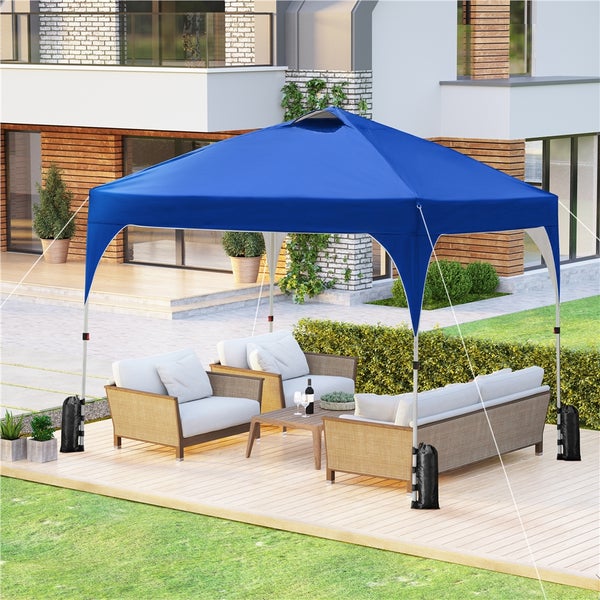 Blauer Pavillon mit Sitzgruppe auf einer Terrasse