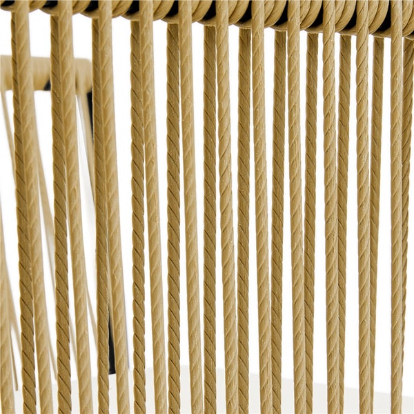 Detailansicht von vertikal geflochtenen Seilen an einem Gartenmöbelgestell, gedrehte Seilstruktur.