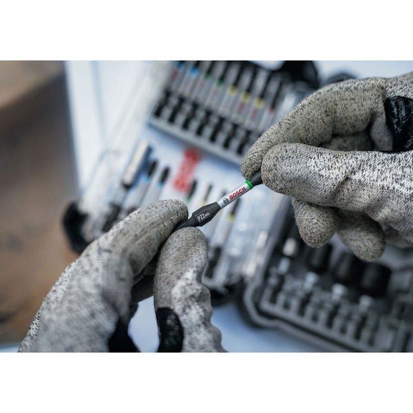 Eine Person hält einen Schrauberbit der Größe PZ2 von Bosch in der Hand