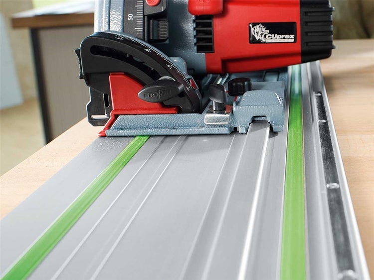 Niedriger Gartentisch aus massivem Holz mit einer Tischplatte aus Latten.