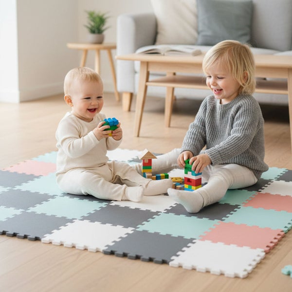 Puzzelmatte aus Schaumstoff für Kinder im Wohnzimmer mit zwei spielenden Kindern auf einem hellen Holzboden.