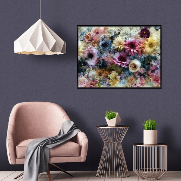 Wohnzimmer mit Sessel, Beistelltischen, Hängeleuchte und Wandbild mit Blumenmotiv als moderne Wohndekoration.