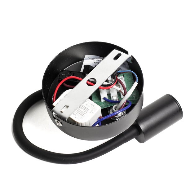 Innenansicht einer schwarzen Wandleuchte mit Verkabelung und Montagehalterung.