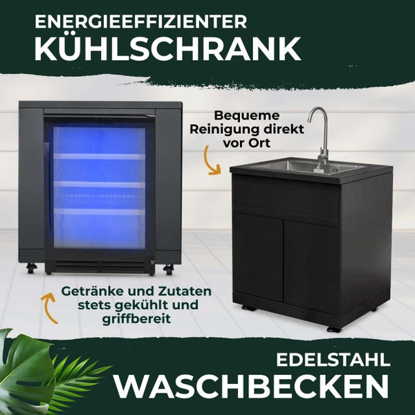 Schwarzer Kühlschrank mit Glastür und blauer Beleuchtung neben einem Unterschrank mit Edelstahlspüle und Wasserhahn für den Außenbereich.