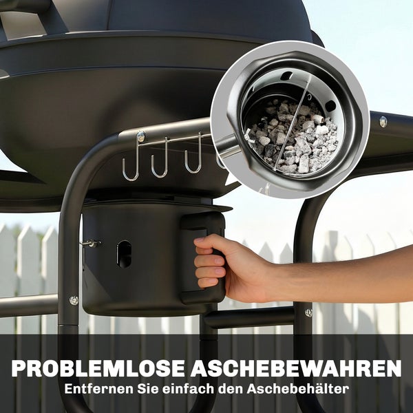 Hand hält den Griff des abnehmbaren Aschebehälters eines Holzkohlegrills mit Detailansicht der Asche.